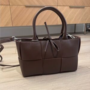 NWT BROWN LEATHER WOVEN BAG - SHOULDER AND CROSSBODY BAG - COLOR: COFFEE BROWN